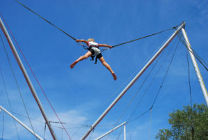 Junges Mädchen auf dem Bungee Trampolin