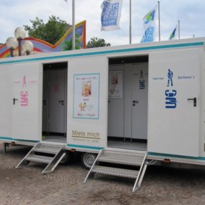 Familienfreundlicher Toilettenwagen