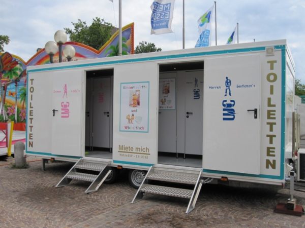 Familienfreundlicher Toilettenwagen