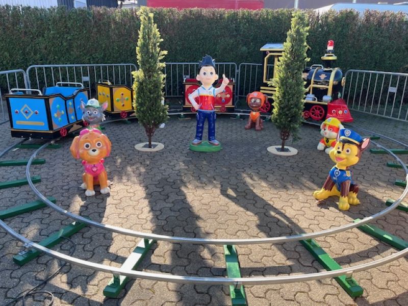 Kindereisenbahn mit Paw Patrol Figuren..jpg-
