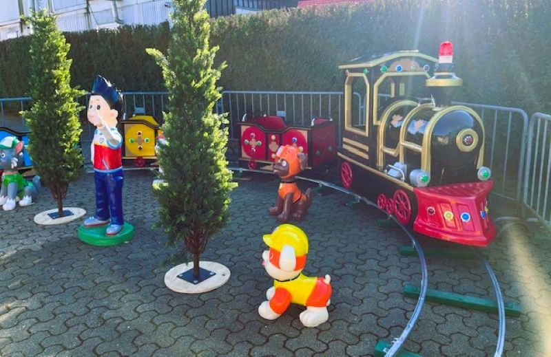 Kindereisenbahn mit Paw Patrol Figuren
