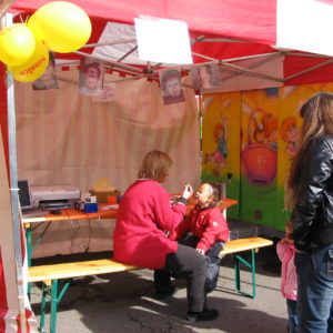 Kinderschminken mit Faltzelt