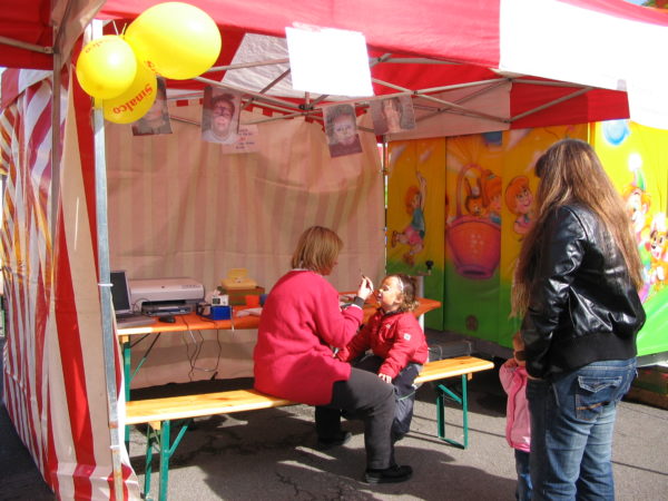 Kinderschminken mit Faltzelt