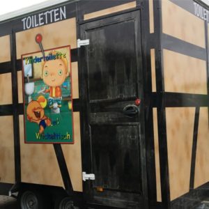 Toilettenwagen mit Kindertoilette und Wickeltisch
