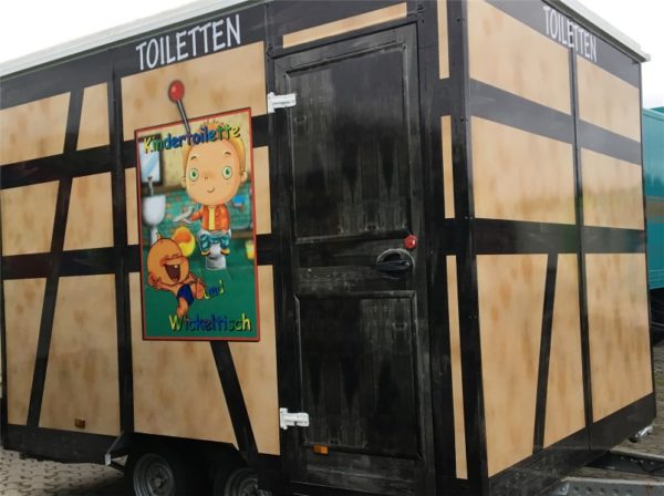 Toilettenwagen mit Kindertoilette und Wickeltisch